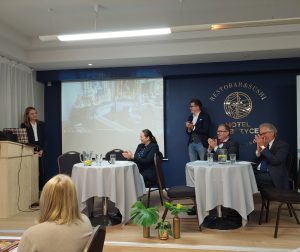 referenci otrzymują brawa po ostatnim wystąpieniu